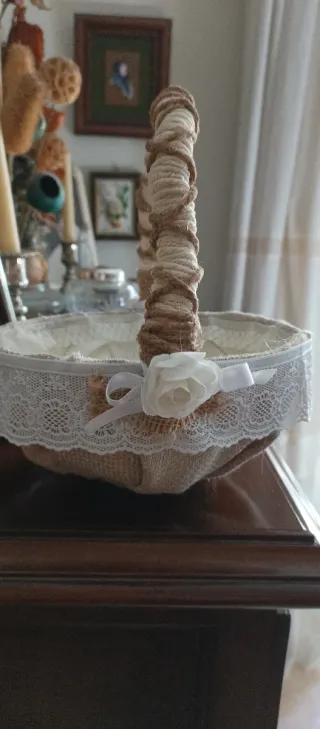 Cesta redonda con asa de macramé