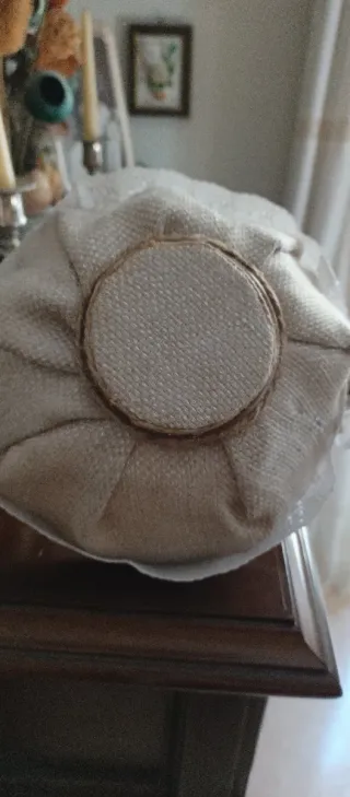 Cesta redonda con asa de macramé