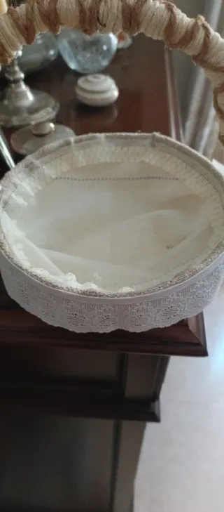 Cesta redonda con asa de macramé