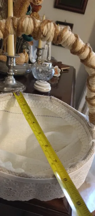 Cesta redonda con asa de macramé