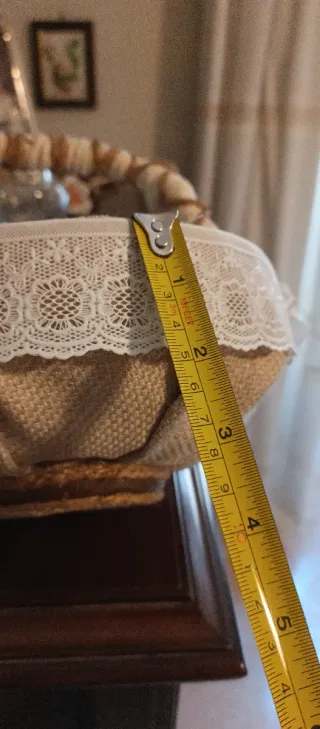 Cesta redonda con asa de macramé