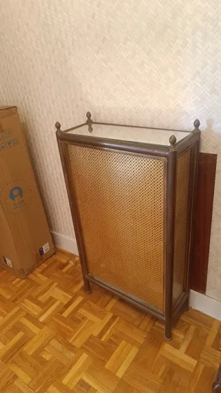 Cubre radiador de metal y rejilla