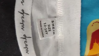 Camiseta blanca y negra con texto