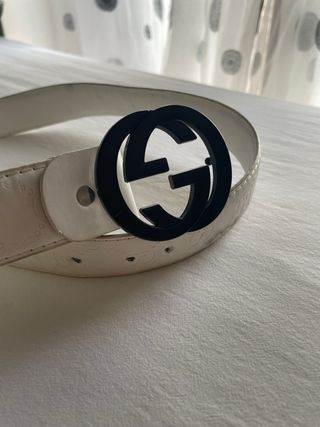 Cinturón Gucci Blanco con Hebilla Negra 90cm