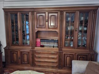 Salón completo: sofás, mesa, sillas y mueble.