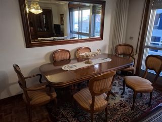 Salón completo: sofás, mesa, sillas y mueble.