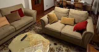 Salón completo: sofás, mesa, sillas y mueble.