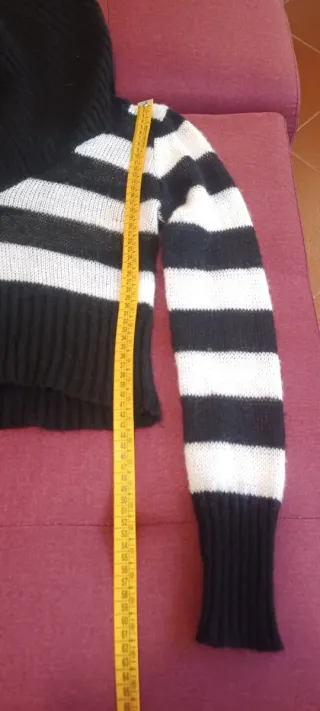 Maglione corto a righe bianche e nere scollo ciamb