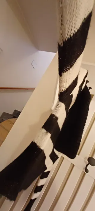 Maglione corto a righe bianche e nere scollo ciamb