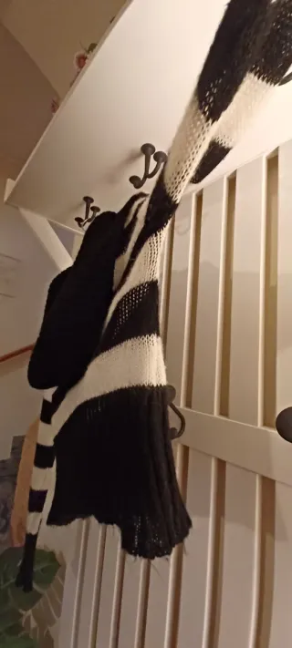 Maglione corto a righe bianche e nere scollo ciamb