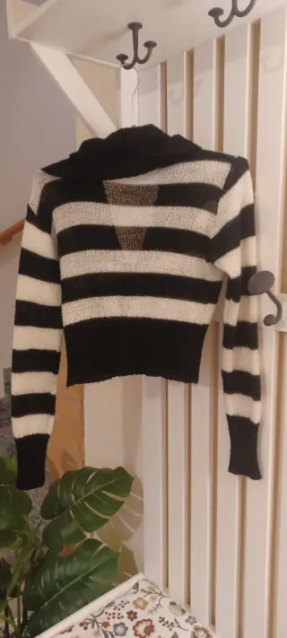 Maglione corto a righe bianche e nere scollo ciamb