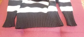 Maglione corto a righe bianche e nere scollo ciamb