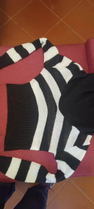 Maglione corto a righe bianche e nere scollo ciamb