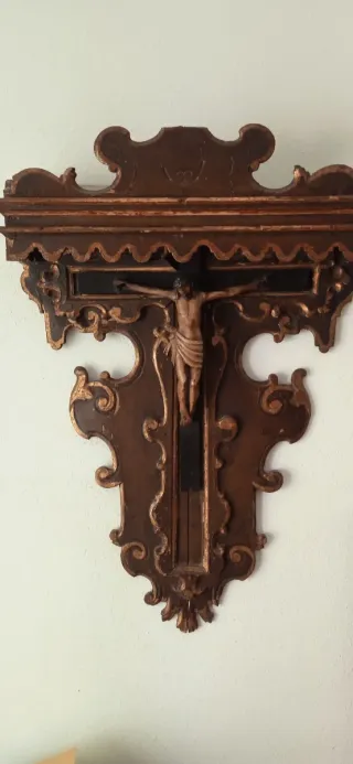 Crucifijo antiguo madera tallada
