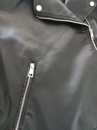 Cazadora efecto piel negra