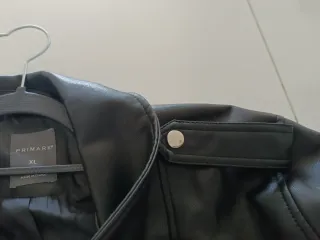 Cazadora efecto piel negra