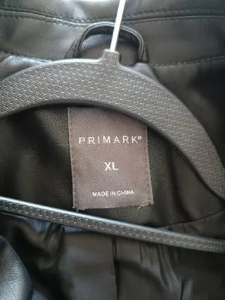 Cazadora efecto piel negra