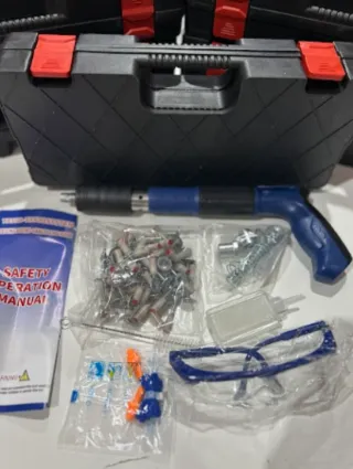 Pistola de clavos y accesorios