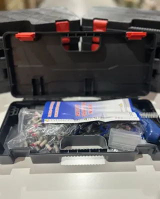 Pistola de clavos y accesorios