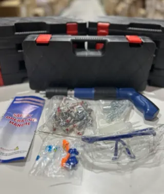 Pistola de clavos y accesorios