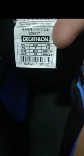 Zapatillas deportivas azules y blancas