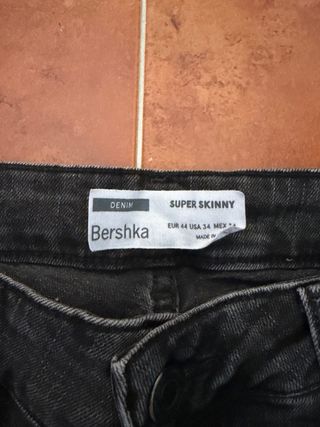 Jeans desgastados con pintura