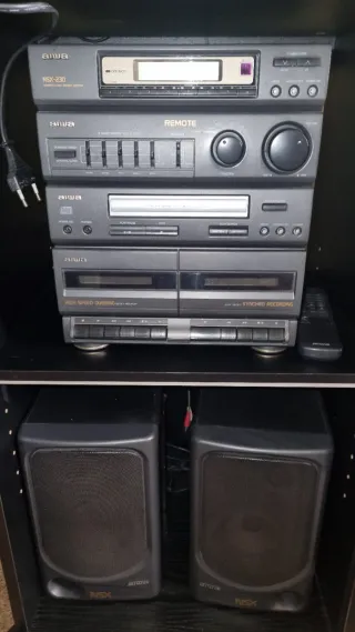 Equipo de música Aiwa NSX-230 con altavoces