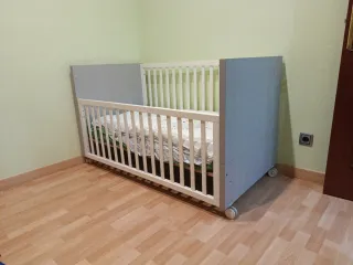 Cuna de diseño blanco y gris claro