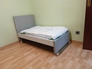 Cuna de diseño blanco y gris claro