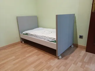 Cuna de diseño blanco y gris claro