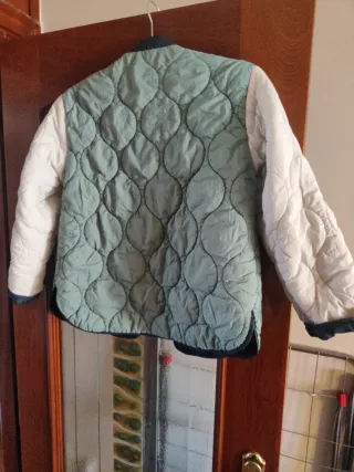 Chaqueta Zara acolchada con letra R