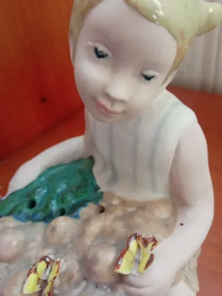 Figura porcelana niña con cesta