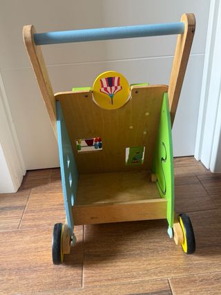 Correpasillos de madera con actividades