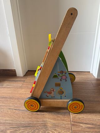 Correpasillos de madera con actividades