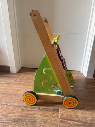 Correpasillos de madera con actividades