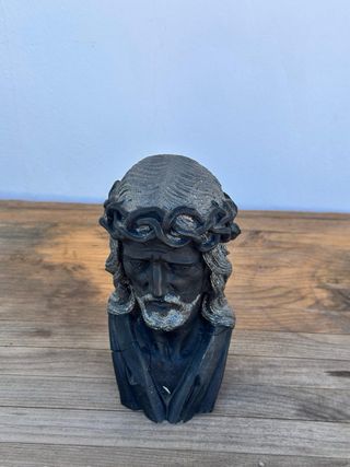 Busto de Jesús con corona de espinas
