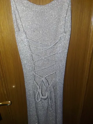 Vestido largo dorado con raja