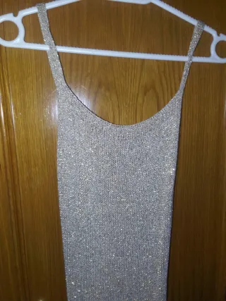 Vestido largo dorado con raja