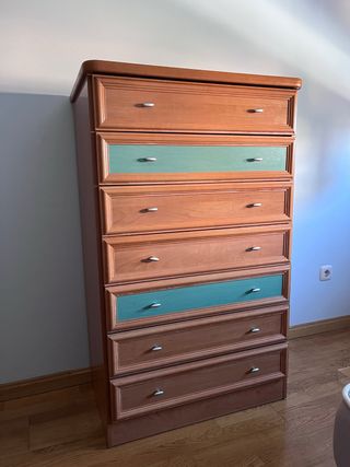 Cómoda 7 cajones madera y mesita de noche