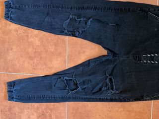 Pantalones vaqueros negros rasgados