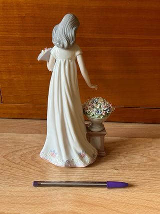 Figura porcelana tipo Lladro mujer flores