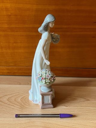 Figura porcelana tipo Lladro mujer flores