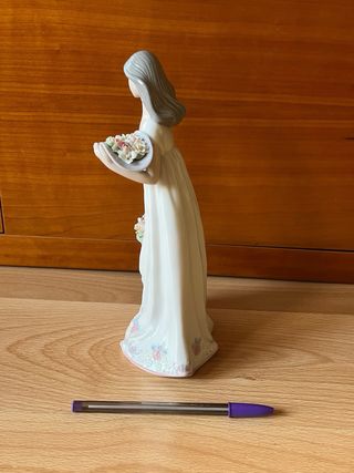 Figura porcelana tipo Lladro mujer flores