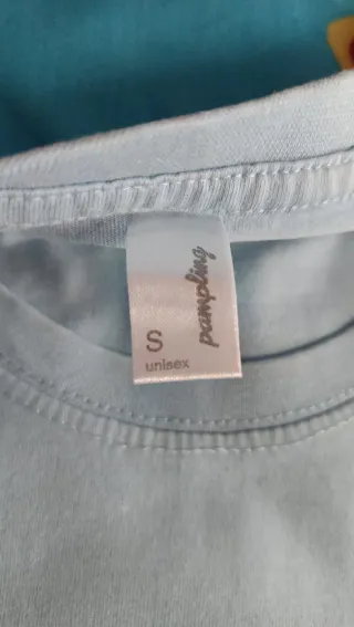 Camiseta azul con estampado de pájaros