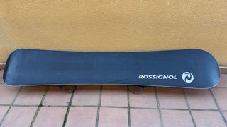 Tabla de snowboard Rossignol con botas.