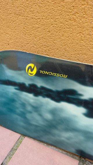 Tabla de snowboard Rossignol con botas.