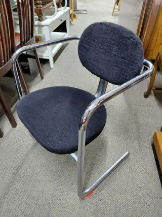 Silla Cantilever Negra y Plateada