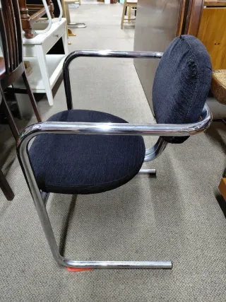 Silla Cantilever Negra y Plateada