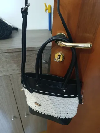 Borsa a mano in pelle e uncinetto