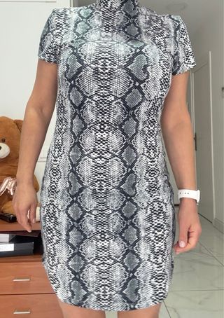 Vestido estampado serpiente cuello alto